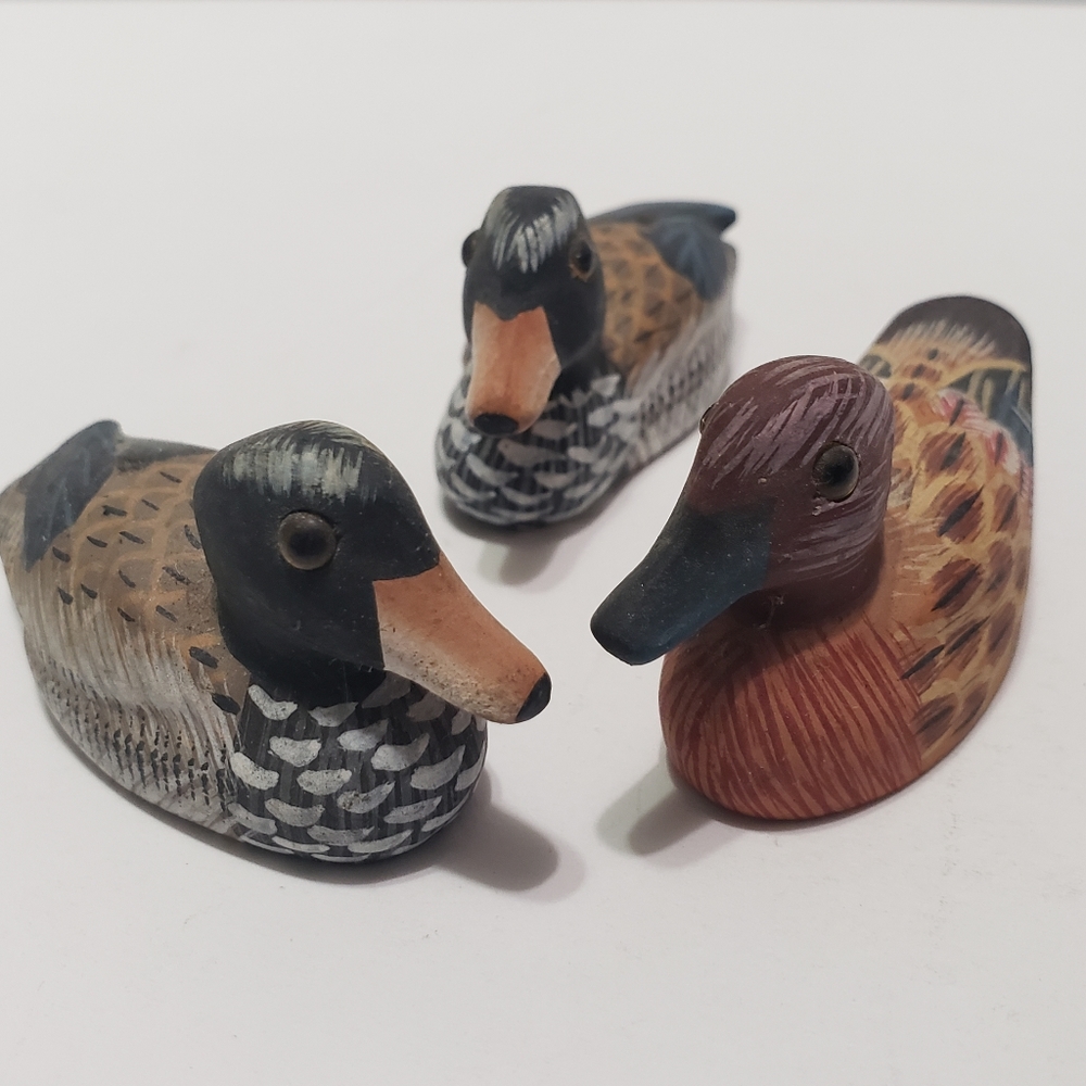 Vtg Mini Hand Carved & Painted Wooden Ducks Decor